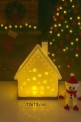 Beyaz Yılbaşı Evi – Dekoratif Masaüstü Yeni Yıl Figürü